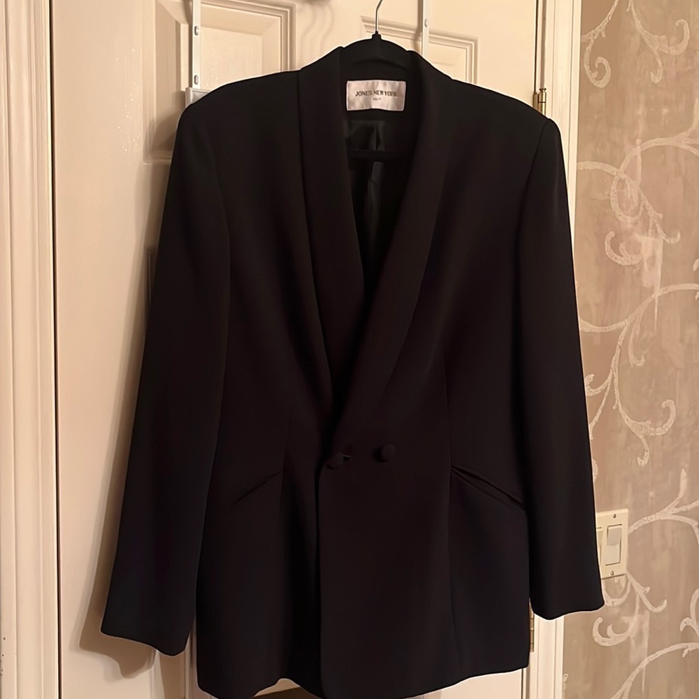 Jones New York black blazer. EUC